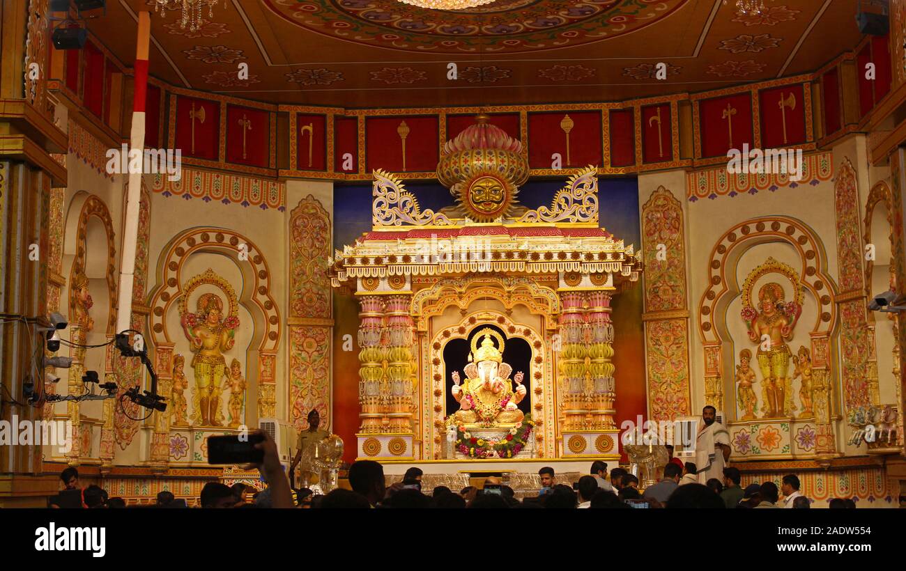 PUNE, Maharashtra, India, settembre 2019, la gente di Shree Dagdusheth Halwai Ganapati tempio decorazione durante il festival Ganesh Foto Stock