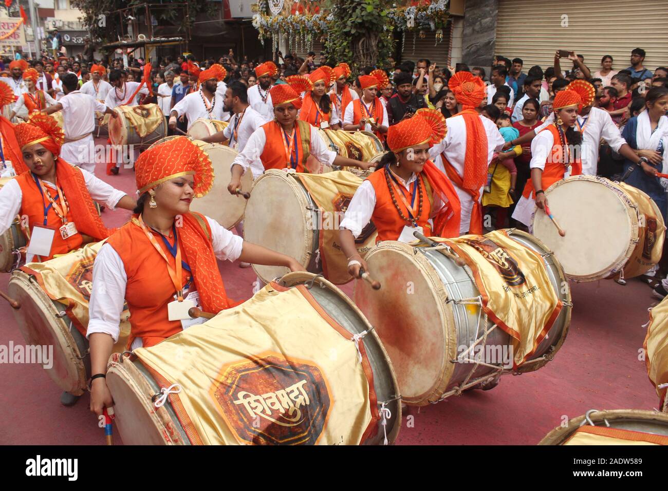 PUNE, Maharashtra, India, settembre 2019, Youngster con Shivmudra Dhol Tasha Pathak eseguire durante il festival Ganesh Foto Stock