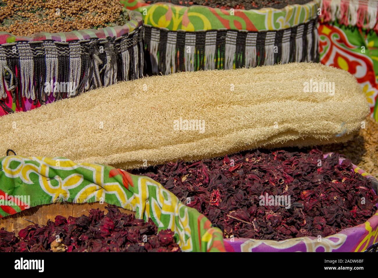 Il tè di ibisco e loofah spugna in l'Egiziano Oriental Bazaar Foto Stock