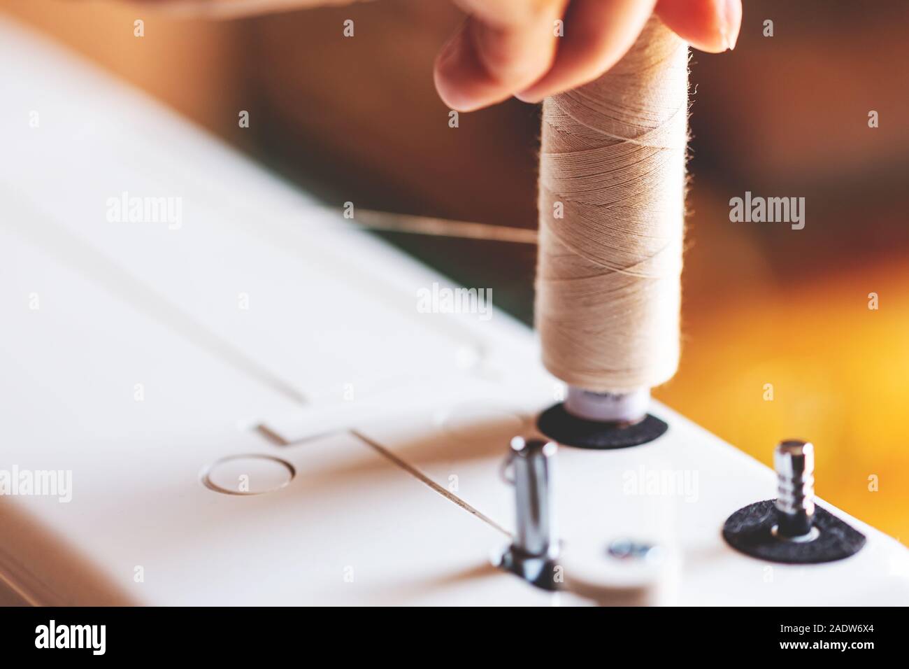Vista dettagliata del filo in corrispondenza della parte superiore di una macchina da cucire a mano femmina è lavorare con Foto Stock