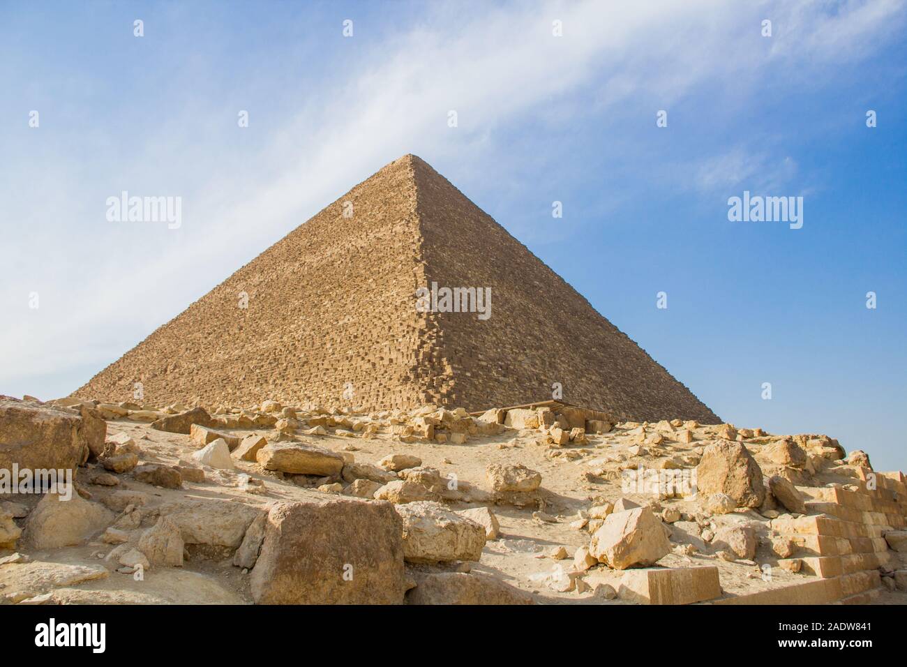 Piramidi egiziane contro il cielo Foto Stock