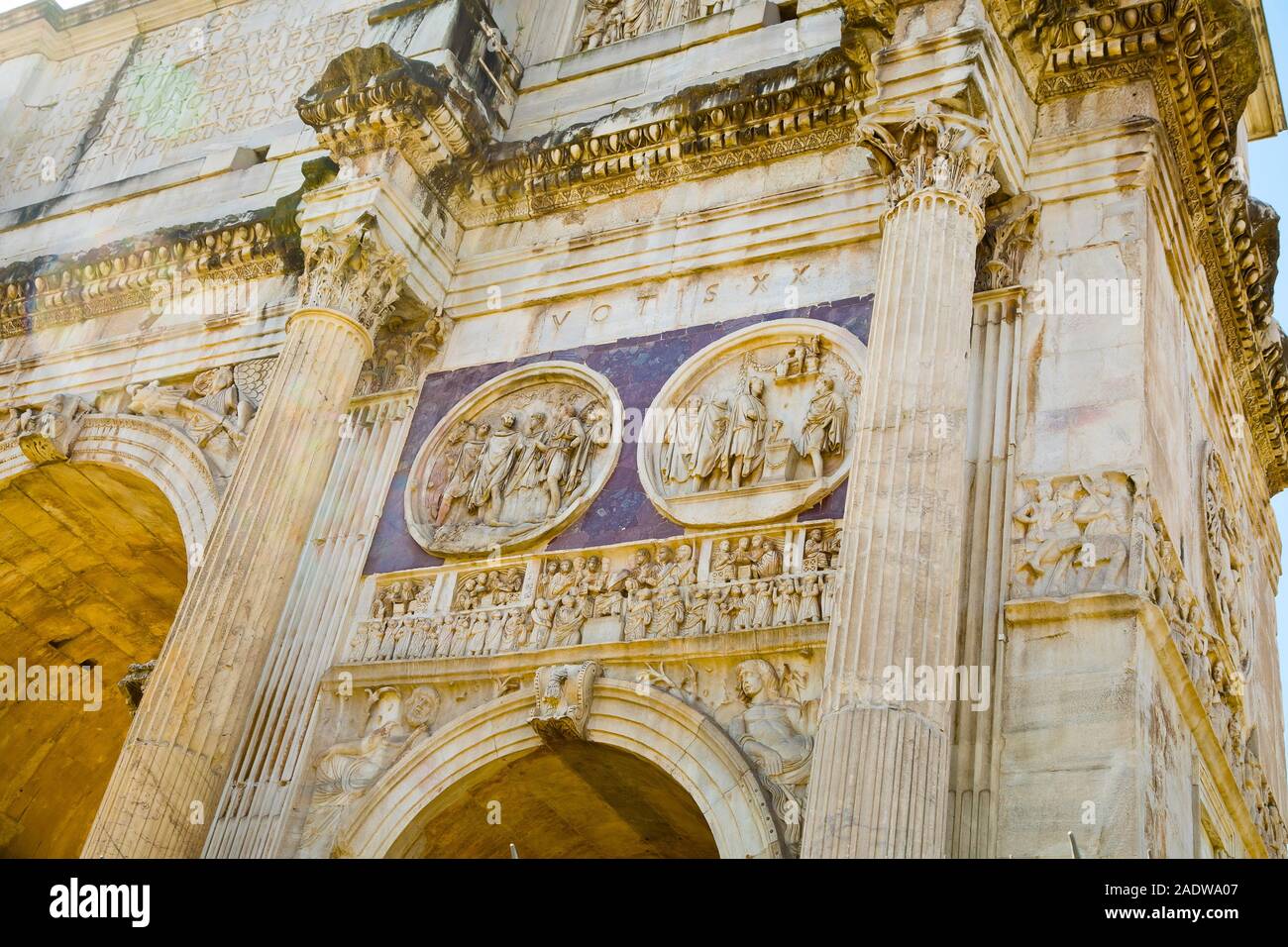 Dettagli di Arco di Costantino, arco trionfale in Roma, Italia Foto Stock