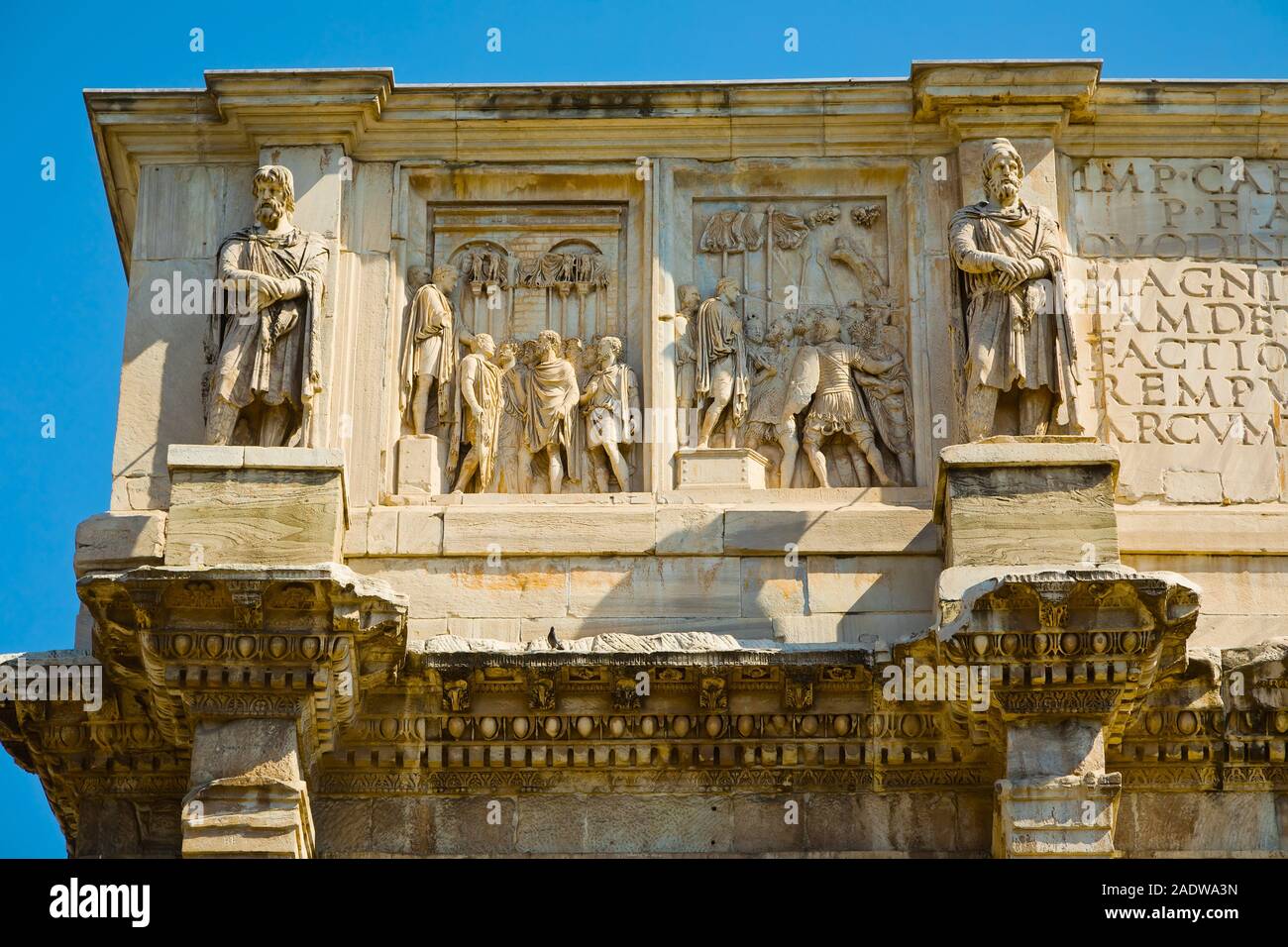 Statue sull arco di Costantino, arco trionfale in Roma, Italia Foto Stock