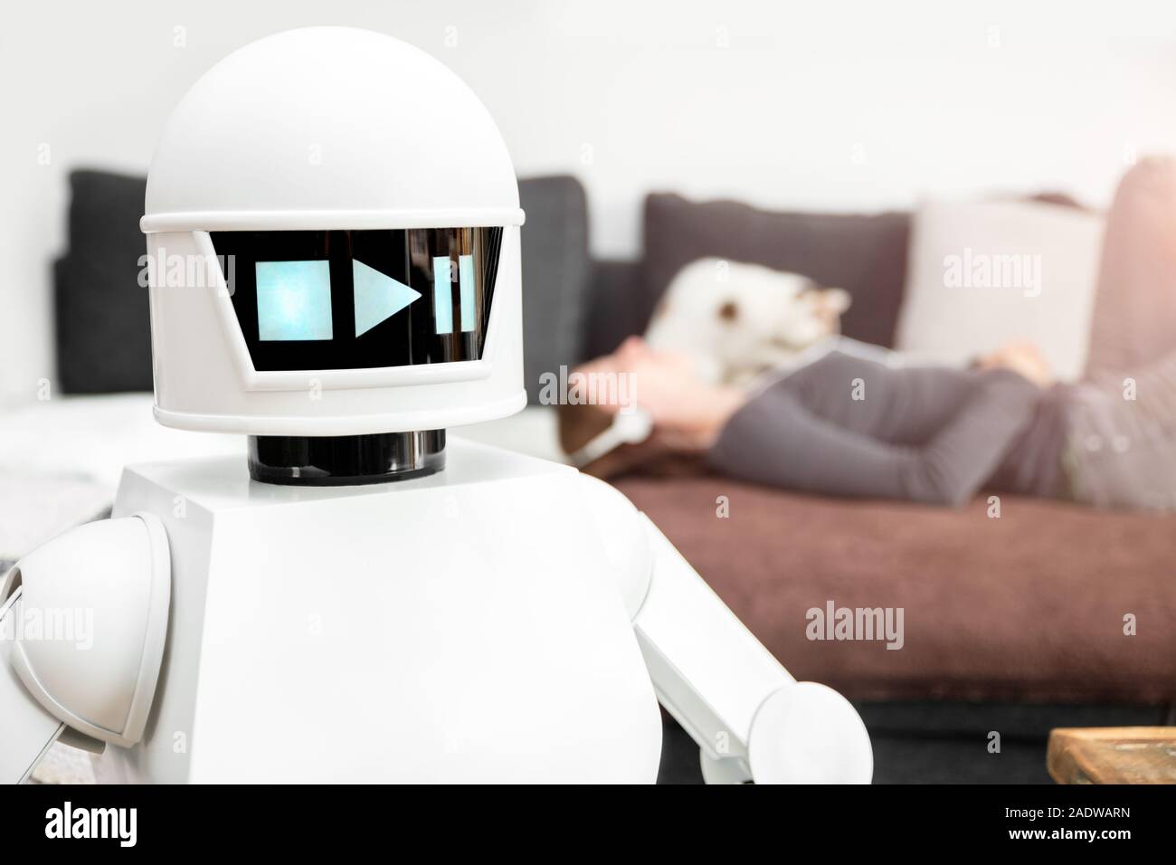 Robot di servizio è la riproduzione di alcuni brani musicali o altri file audio, mentre una donna è la posa sul lettino e relax Foto Stock