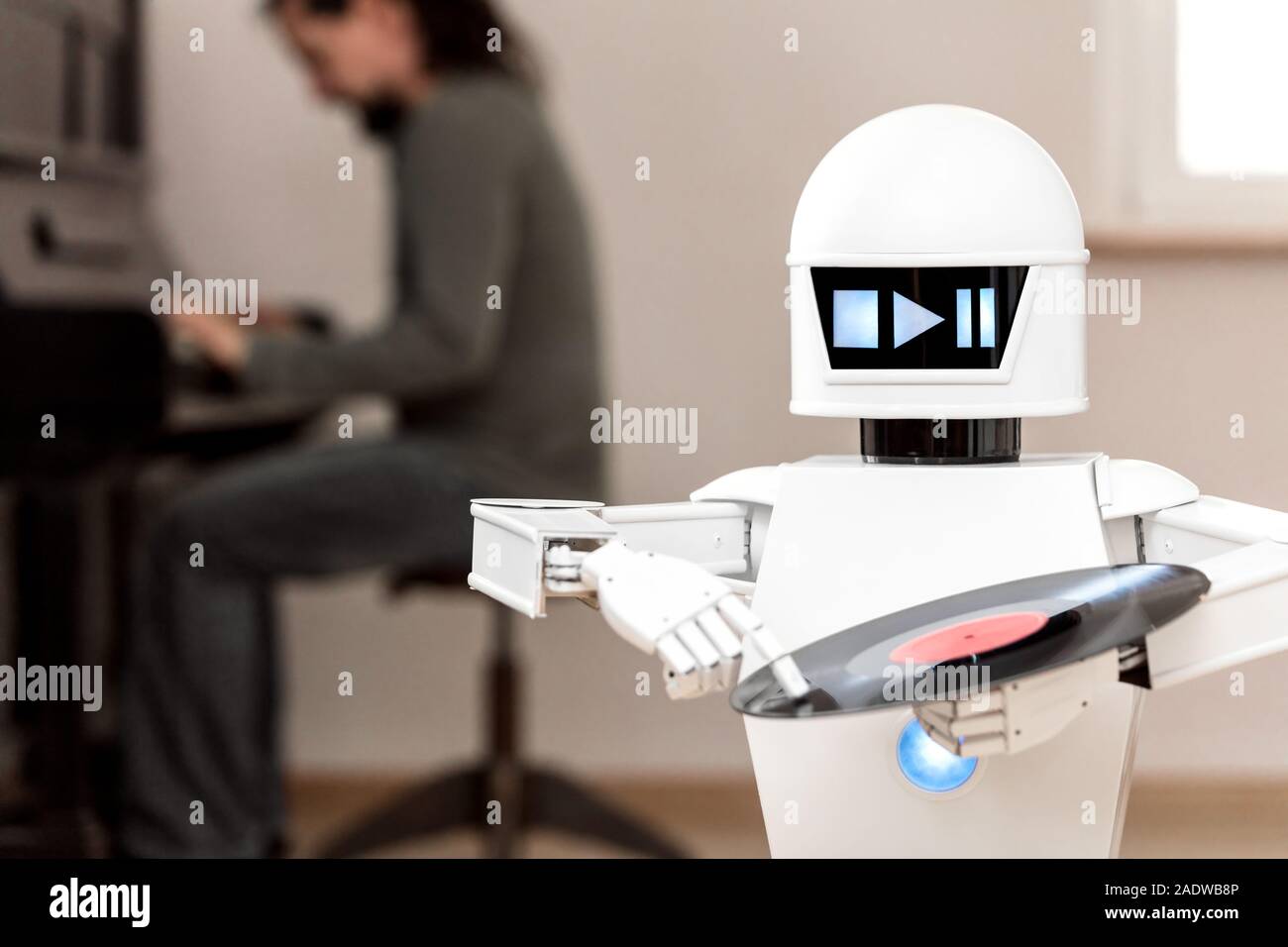 Intrattenimento musicale di robot di servizio è la riproduzione di file musicali mentre un uomo in background è la riproduzione di un pianoforte. Foto Stock
