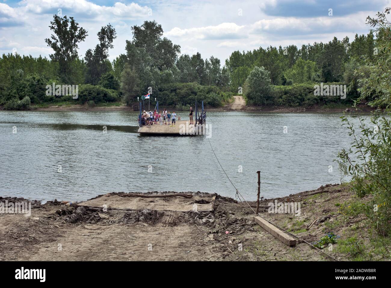 Tara, Tisa River, Serbia, giu 10, 2017. Una vecchia nave traghetto tradizionale vele e collega le due sponde. Il ponteggio è utilizzato prevalentemente da agricoltori che ha Foto Stock