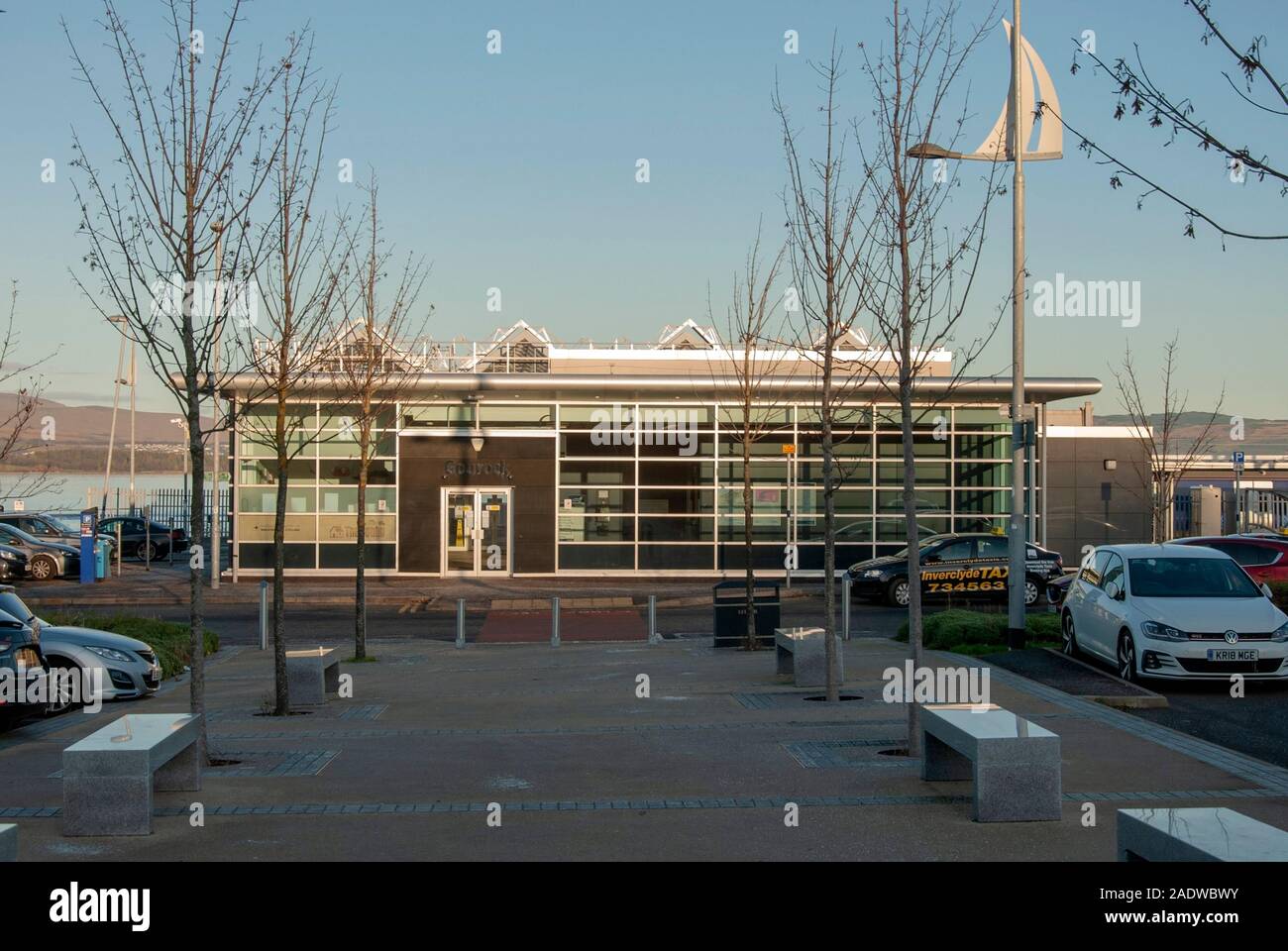 Viale alberato ristrutturato esterno Gourock Stazione ferroviaria Pierhead Gourock Inverclyde Scotland Regno Unito in granito lucido vetro panche acciai Foto Stock