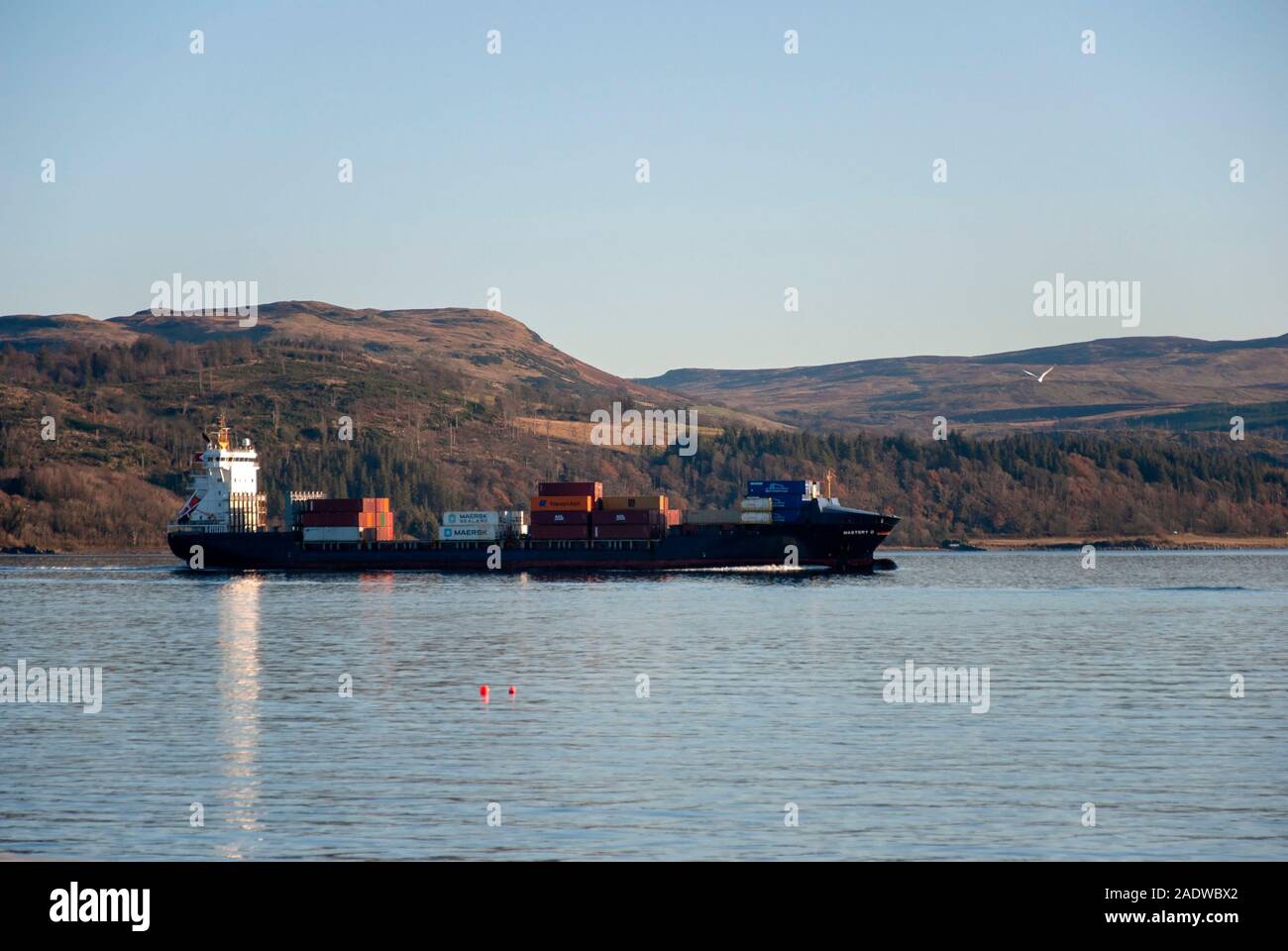 Linee M.T. Padronanza d contenitore vela nave fiume Clyde vicino a Gourock Inverclyde Scotland Regno Unito a dritta vista laterale parzialmente laden 2006 blue whi Foto Stock