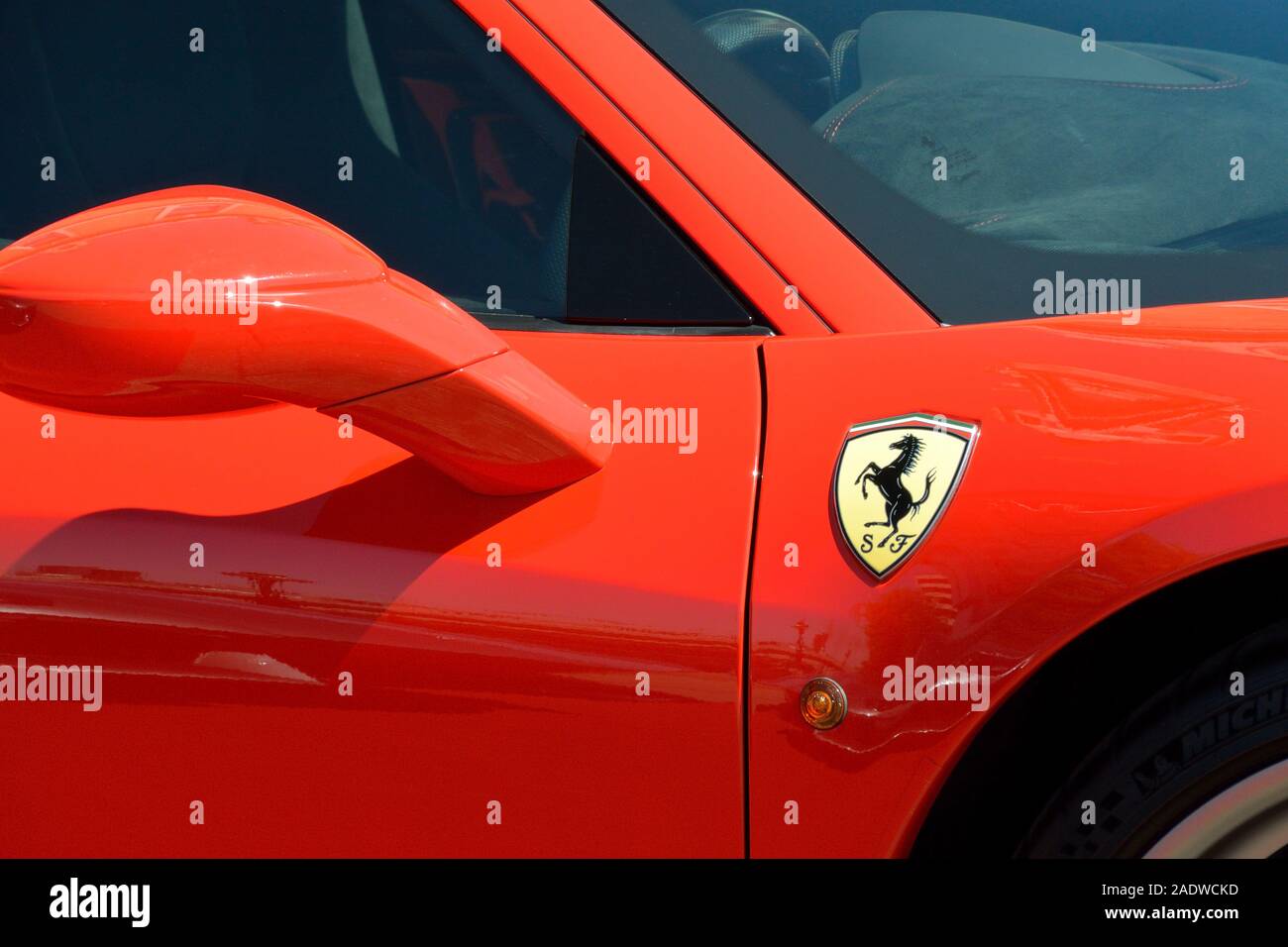 Il cavallino rampante cavallino rampante badge sulla Ferrari 458 Italia Speciale Foto Stock
