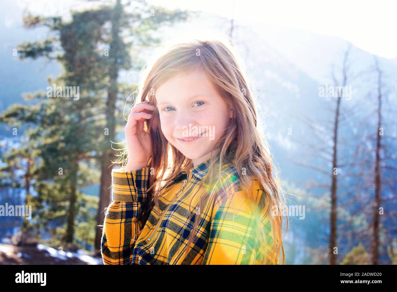 Giovane e bella ragazza RedHead all'aperto sulla giornata di sole in montagna Foto Stock