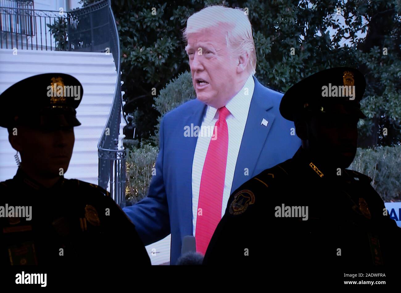 Un video del Presidente degli Stati Uniti Trump visualizzata su uno schermo televisivo durante una casa noi Comitato Giudiziario audizione sull'impeachment del Trump al Campidoglio di Washington, DC, 4 dicembre 2019.Credit: Saul Loeb / Pool via CNP | Utilizzo di tutto il mondo Foto Stock