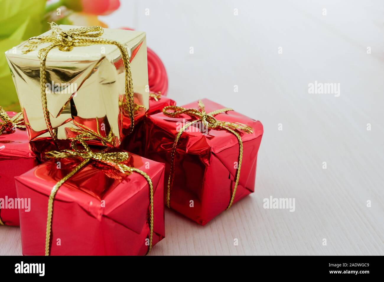 Little Red confezione regalo su decorativi in legno bianco sullo sfondo della tabella Foto Stock