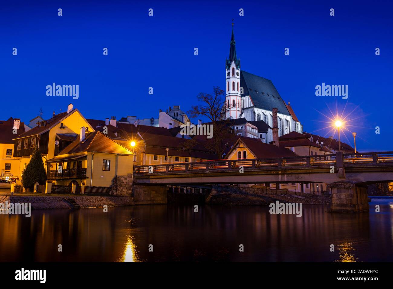 La chiesa cattolica di San Vito e il fiume Moldava di notte. Centro storico di Cesky Krumlov. Repubblica ceca. Foto Stock