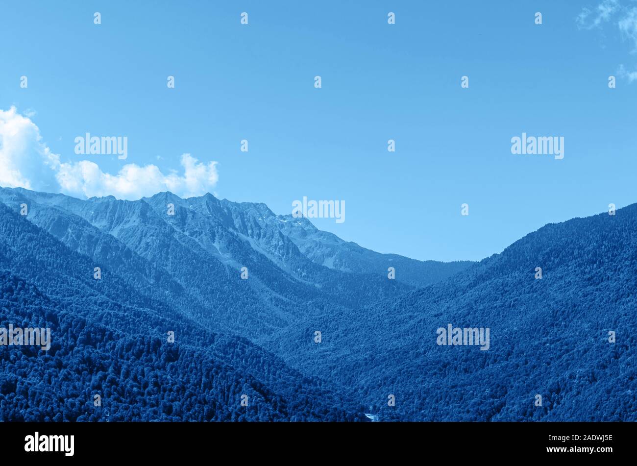 Incredibile paesaggio di montagna nei toni del blu. Naturale all'aperto sullo sfondo di viaggio. Foto Stock