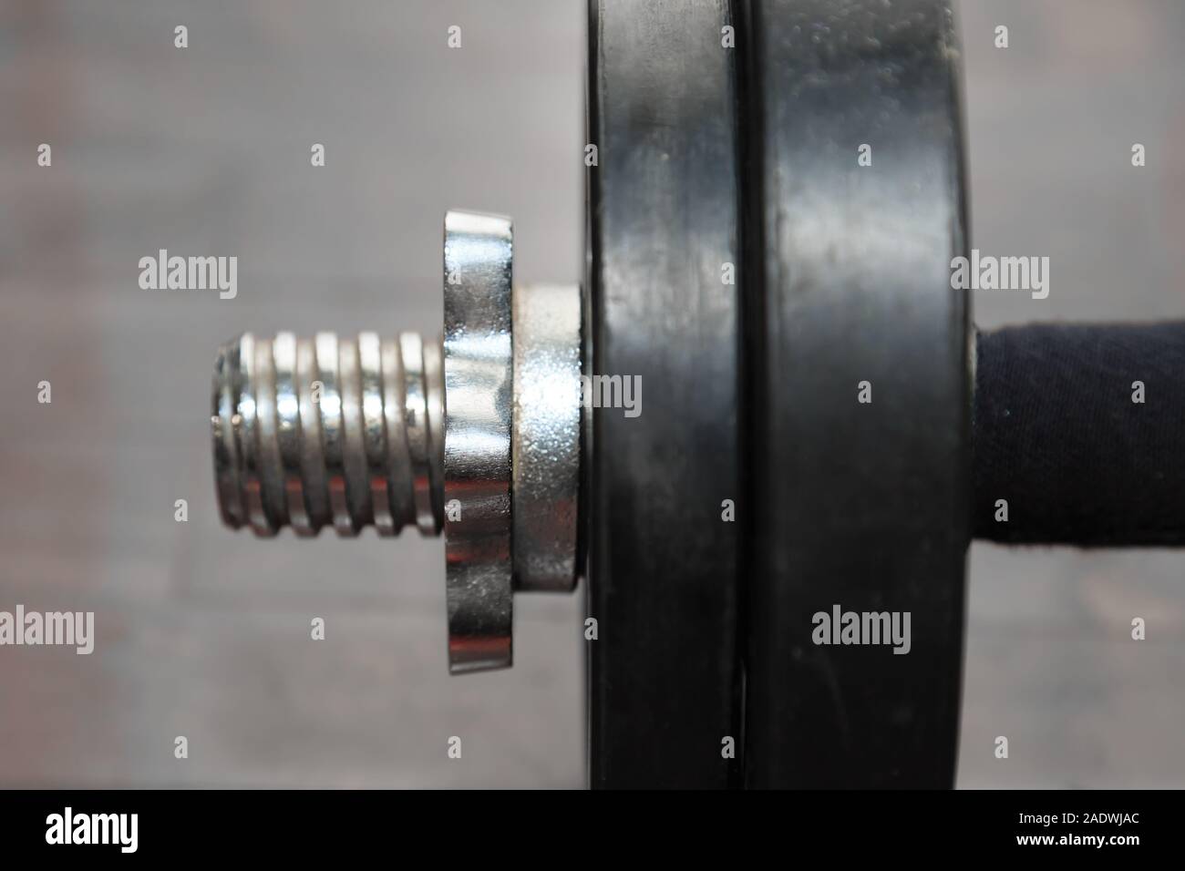 Il vecchio arrugginito manubri gommato closeup view Foto Stock