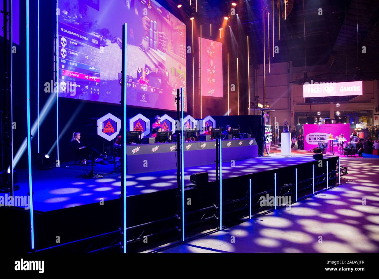 HELSINKI, Finlandia - 15 NOV 2019Lotta cybersportsmen professionale del torneo BYOC per Counter-Strike: offensiva mondiale al montaggio GameXpo 2019 Foto Stock