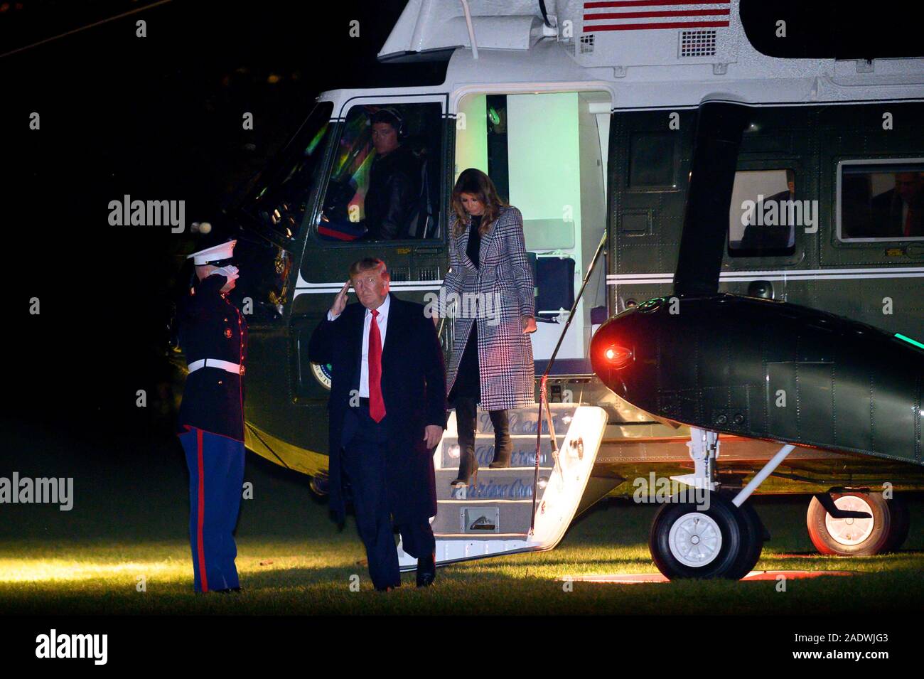 Il Presidente degli Stati Uniti, Trump saluta la Guardia Marina come lui e la first lady Melania Trump tornare alla Casa Bianca di Washington, DC dopo un viaggio a Londra per il vertice della NATO di mercoledì 4 dicembre 2019.Credit: Erin Scott / Pool via CNP | Utilizzo di tutto il mondo Foto Stock