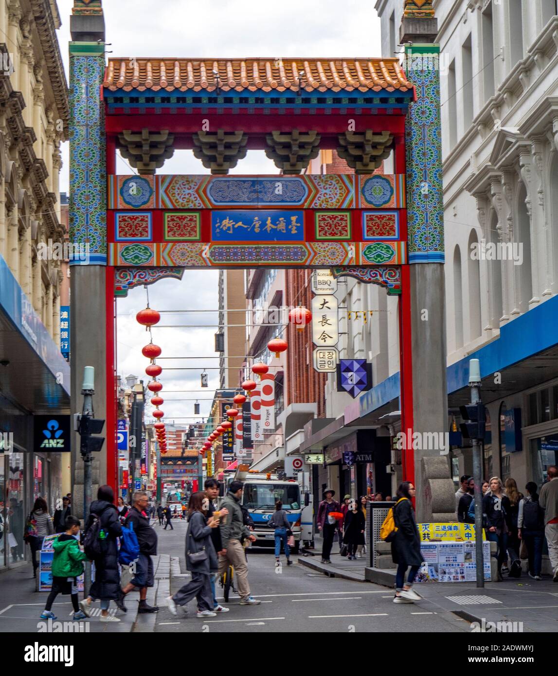 Ingresso Gateway per la storica Chinatown su Little Bourke St Melbourne Victoria Australia. Foto Stock