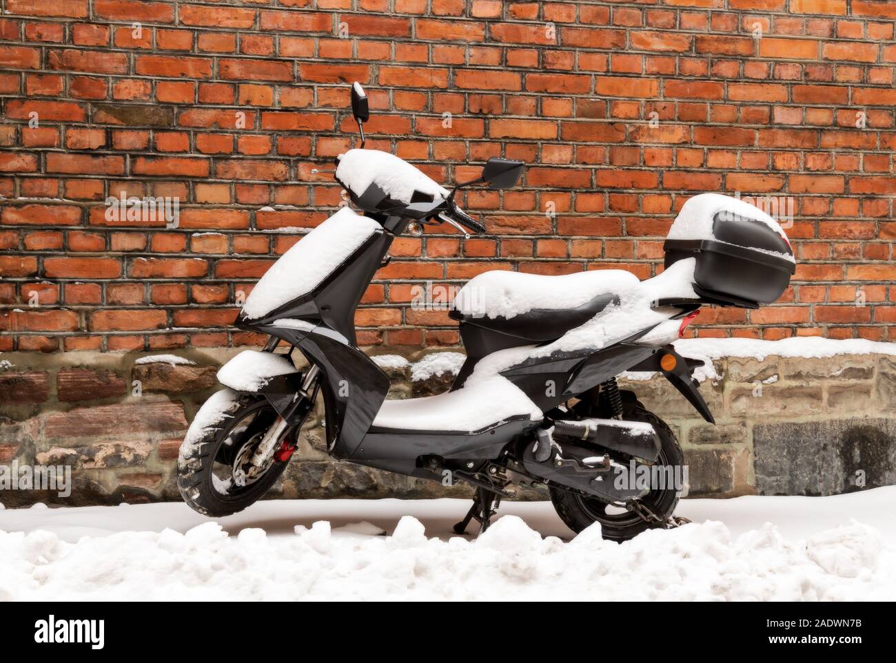Abbandonato lo scooter ciclomotore in neve in inverno Foto Stock