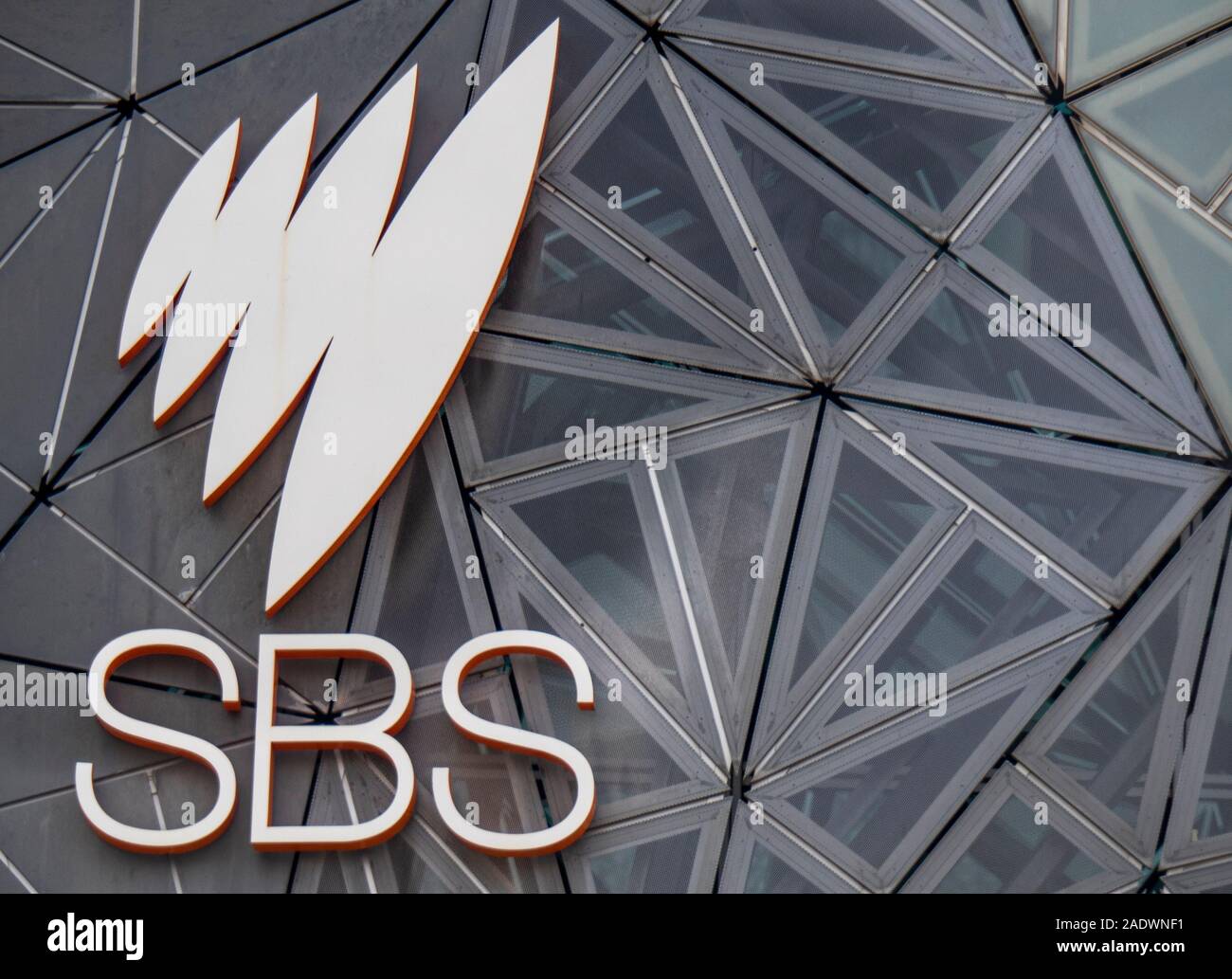 SBS radio e televisione logo di rete sulla sede presso la Federation Square Melbourne Victoria Australia. Foto Stock