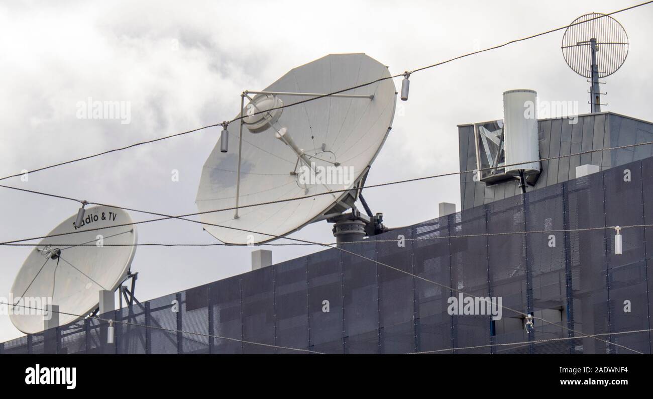 Satellite di telecomunicazione piatti per il broadcasting radio e televisione. Foto Stock