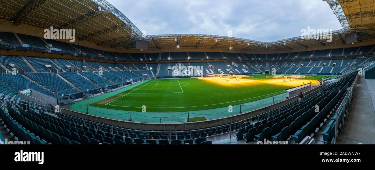 Mönchengladbach, Noordrijn-Westfalen / Germania - XIV Novembre 2019: Speciale luce rende l'erba del Borussia Station crescere durante la notte. Foto Stock