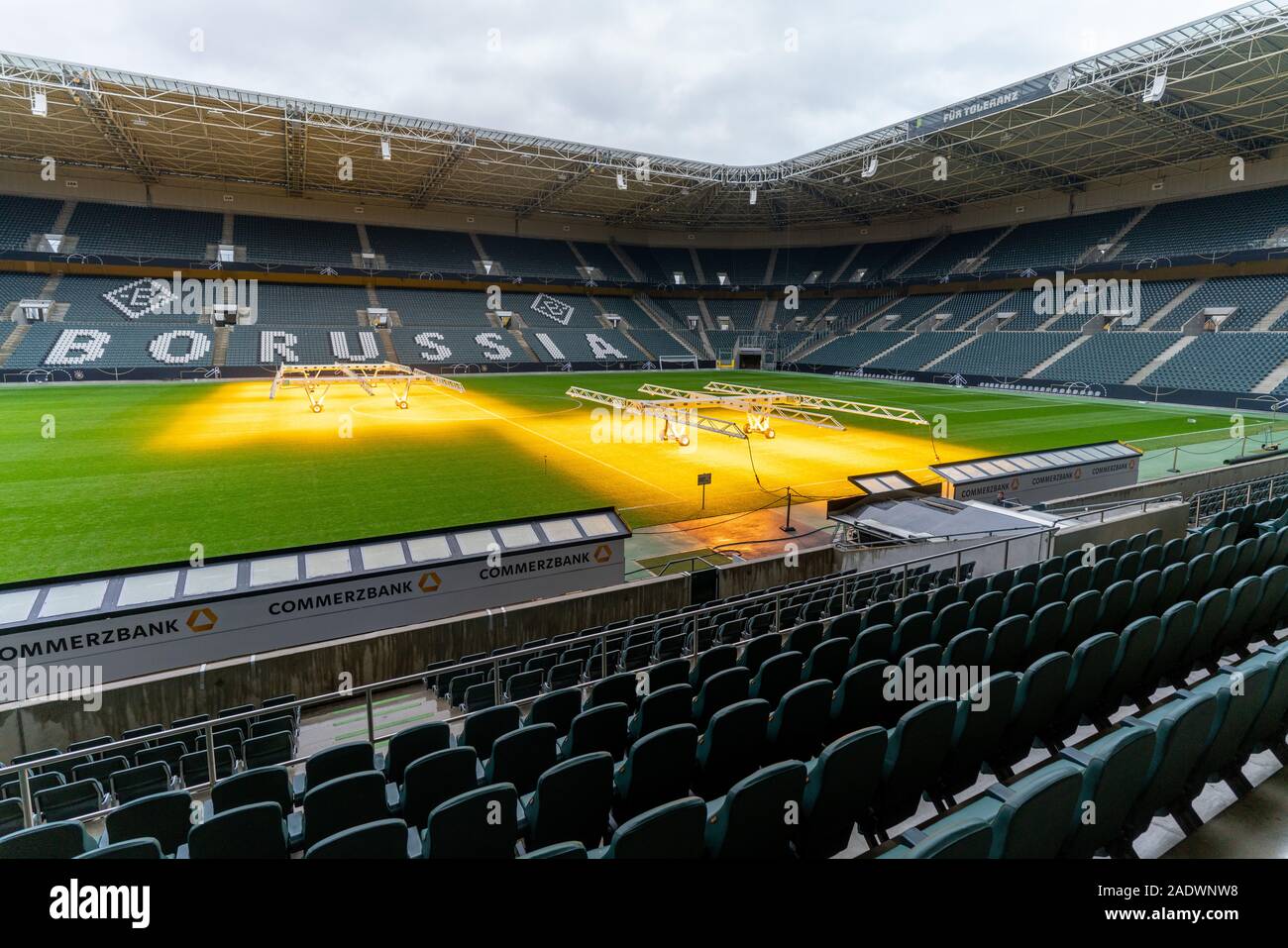 Mönchengladbach, Noordrijn-Westfalen / Germania - XIV Novembre 2019: Speciale luce rende l'erba del Borussia Station crescere durante la notte. Foto Stock