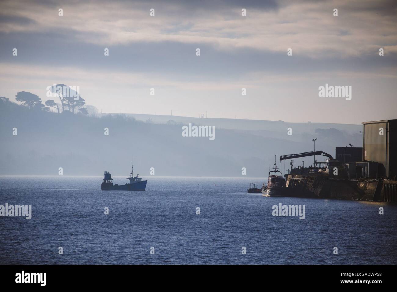 Un peschereccio per traino mette in al porto nel villaggio di pescatori Appledore,North Devon, Foto Stock