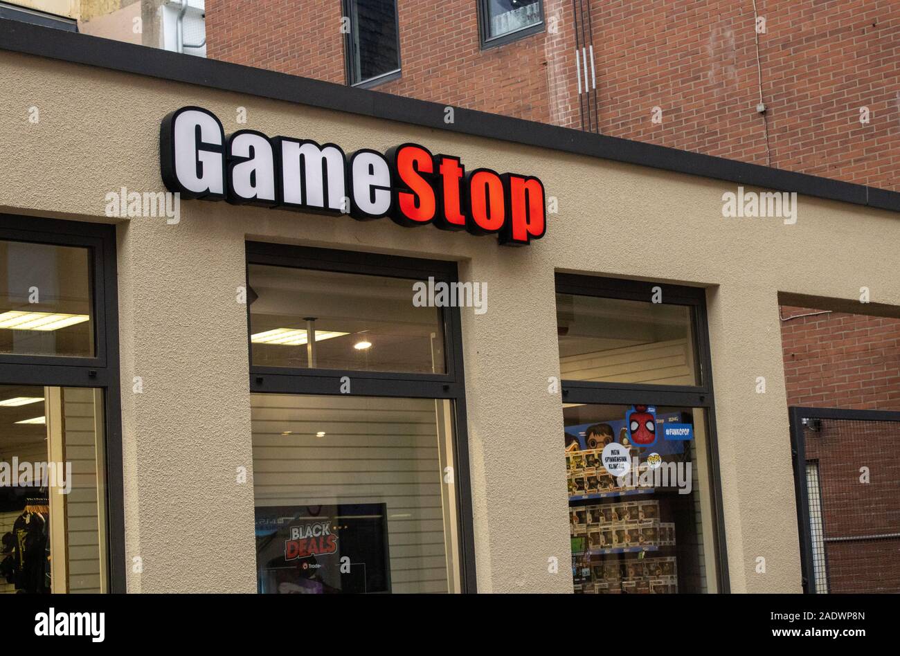 Dusseldorf, Germania, 24 novembre 2019, GameStop negozio vicino al centro della citta'. Foto Stock