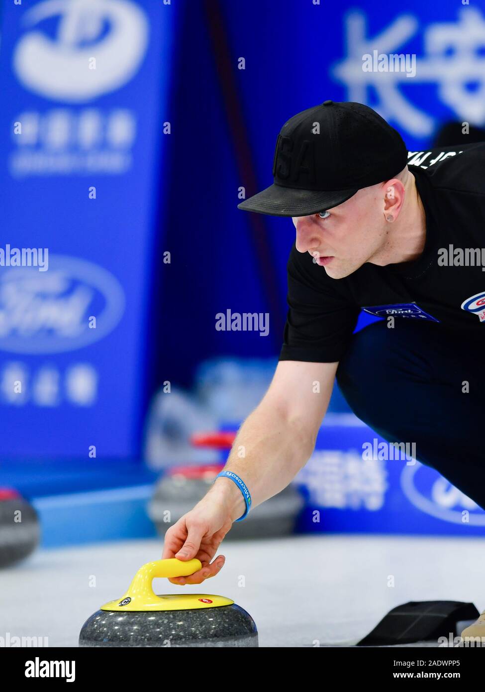 Xining, la Cina della Provincia di Qinghai. 05 Dic, 2019. Colin Douglas Hufman degli Stati Uniti compete durante l'uomo corrisponde all'International Curling Elite 2019 contro la Russia in Xining, capitale della Cina nord-occidentale della Provincia di Qinghai, Dic 05, 2019. Credito: Zhang lunghe/Xinhua/Alamy Live News Foto Stock