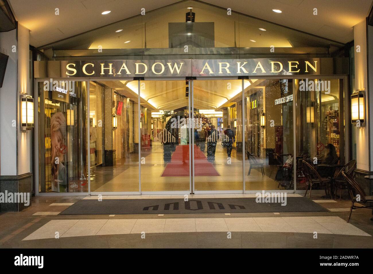 Dusseldorf, Germania, 24 novembre 2019, l'Ombra Arkaden zona shopping vicino al centro della citta'. Foto Stock