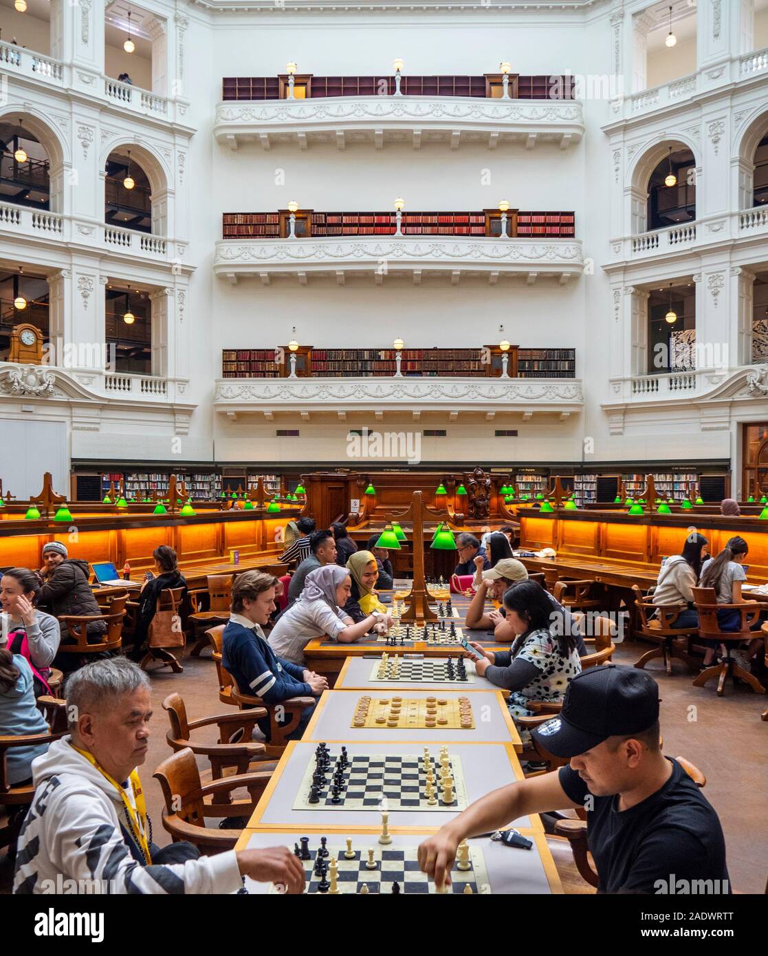 Persone a giocare una partita a scacchi in La Trobe Sala Lettura della Biblioteca di Stato di Melbourne Victoria Australia. Foto Stock