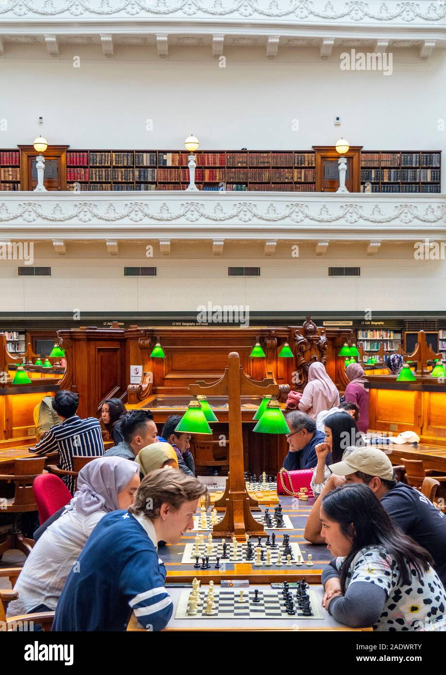 Persone a giocare una partita a scacchi in La Trobe Sala Lettura della Biblioteca di Stato di Melbourne Victoria Australia. Foto Stock