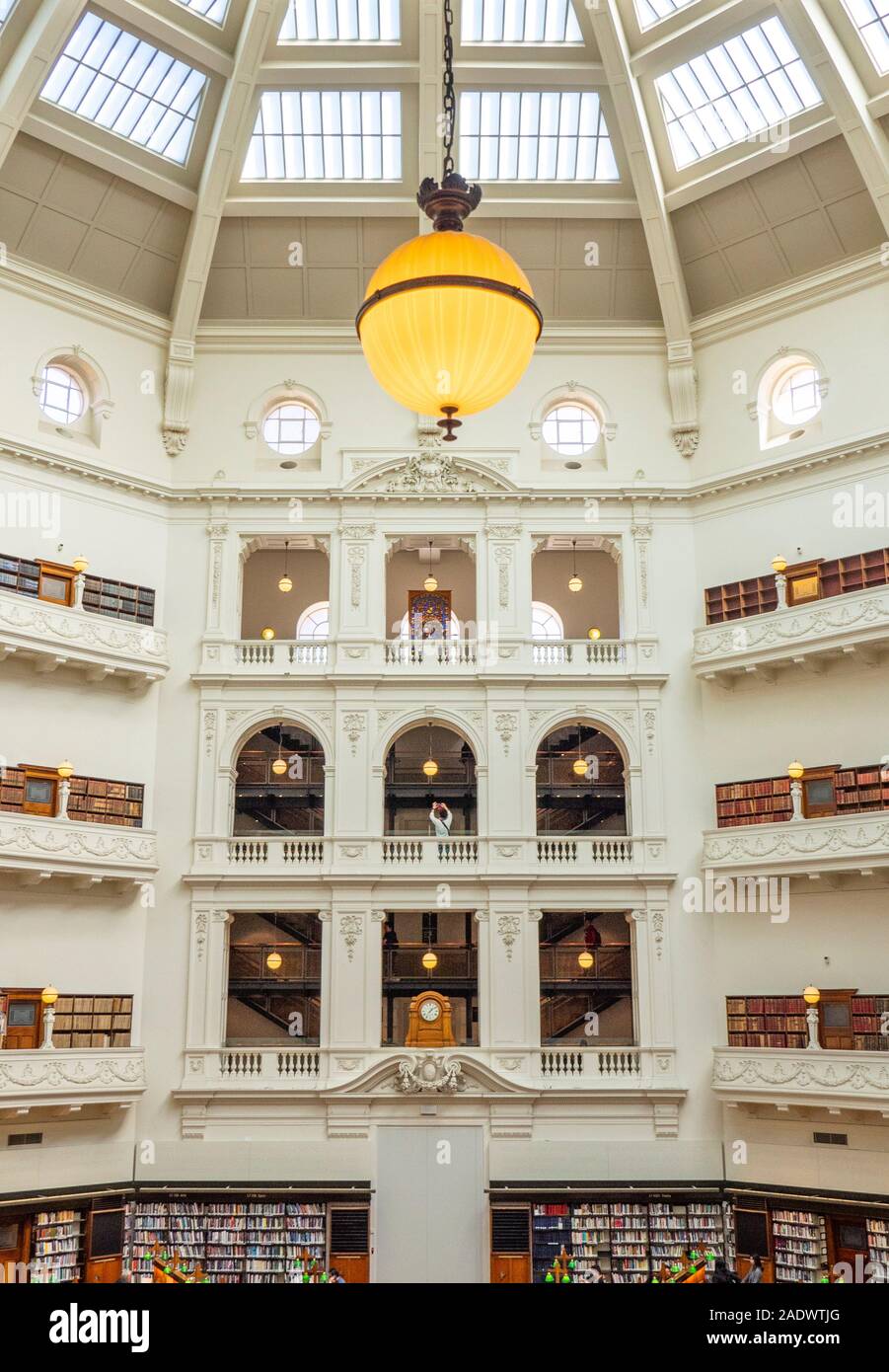 Grande luce sferica appeso in La Trobe Sala Lettura della Biblioteca di Stato di Melbourne Victoria Australia. Foto Stock