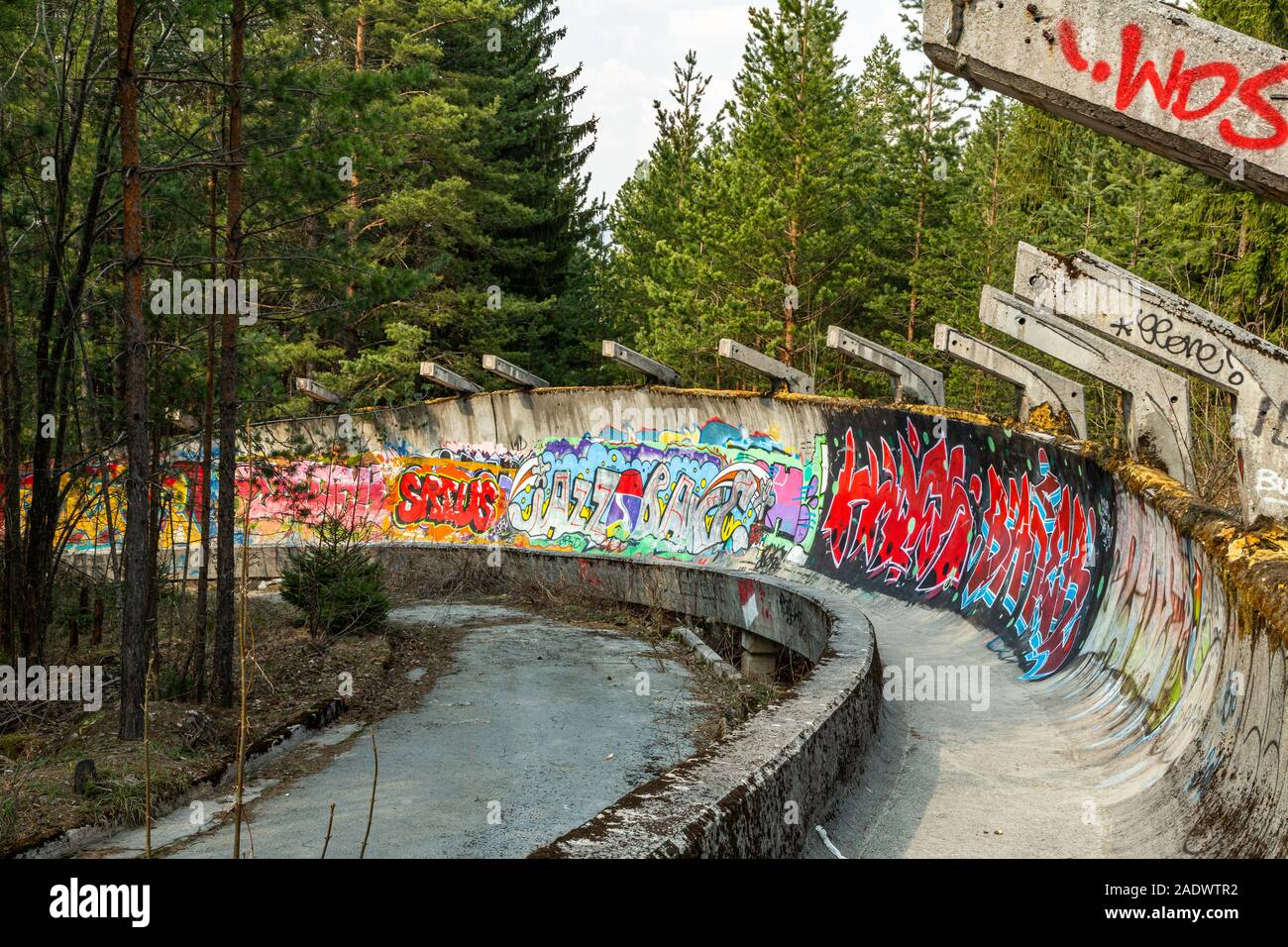 1984 Olimpiadi invernali, XIV Giochi Olimpici Invernali ; Bob Bob Luge corso giace abbandonata e coperto di graffiti colorati Sarajevo Iugoslavia Foto Stock