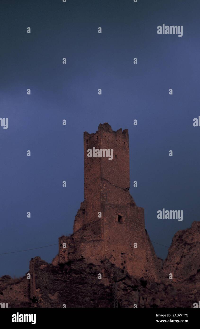 L'Italia, Abruzzo, pescina, uin del castello di notte Foto Stock