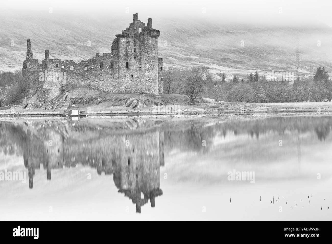 La mattina presto a Kilchurn Castle e Loch Awe, Argyll and Bute, Scotland, Regno Unito in Marzo Foto Stock