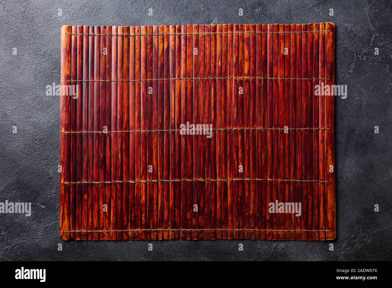 Legno tappetino di bambù. Sfondo di ardesia. Copia dello spazio. Vista superiore Foto Stock