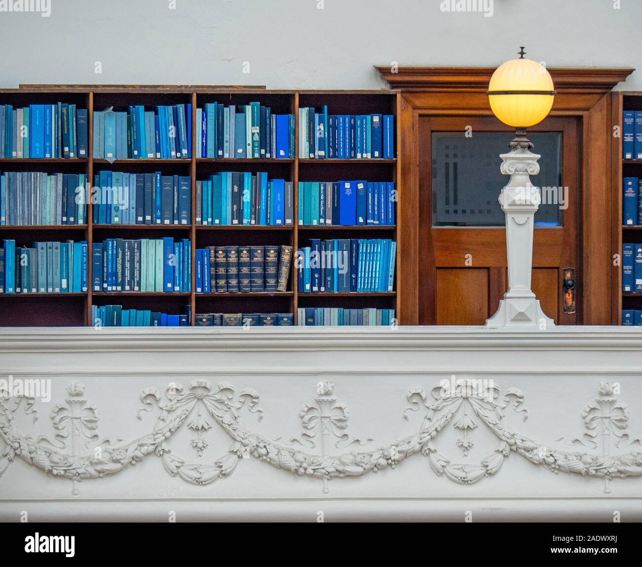 Volumi di libri blu in librerie nel LaTrobe Sala Lettura della Biblioteca di Stato di Melbourne Victoria Australia. Foto Stock