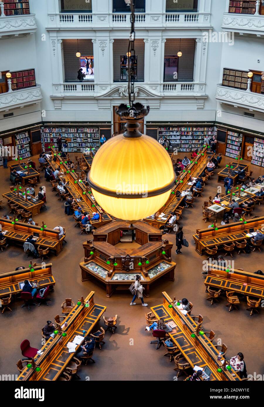 Grande luce sferica appesa sopra gli studenti che studiano nel La Trobe Sala Lettura della Biblioteca di Stato di Melbourne Victoria Australia. Foto Stock