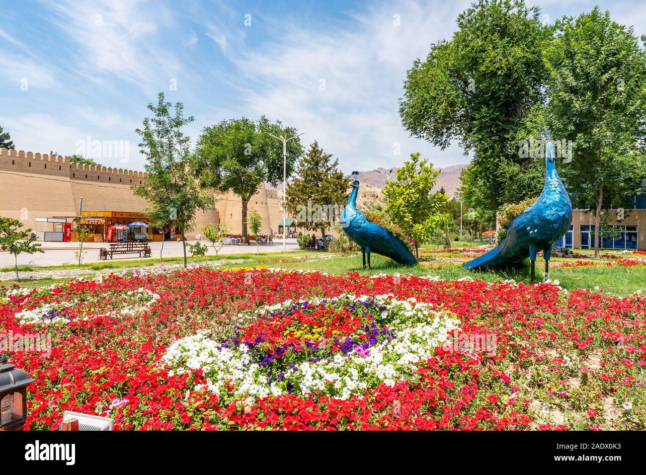 Khujand Kamoli Khujandi Park due sculture di pavone con fiori su un soleggiato Blue Sky giorno Foto Stock