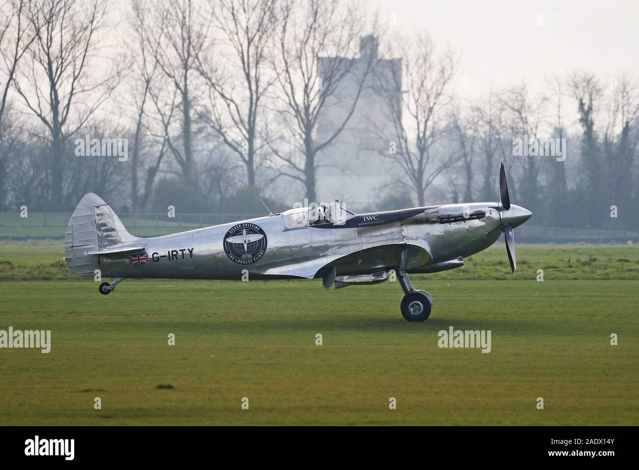 Il IWC MK IX Argento Spitfire terre a Goodwood Aerodrome dopo piloti inglesi Steve Brooks e Matt Jones riesca a circumnavigare il globo nella recentemente restaurata Spitfire. Foto Stock