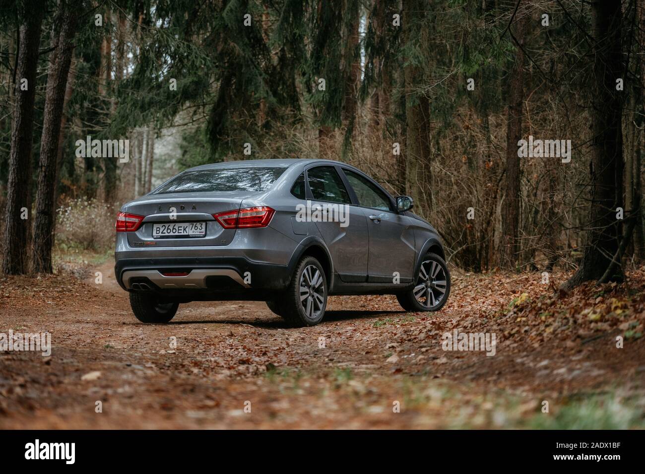 Minsk, Bielorussia - 21 Novembre, 2019: Lada Vesta AMT robot sulla strada di campagna n autunno paesaggio forestale. Foto Stock