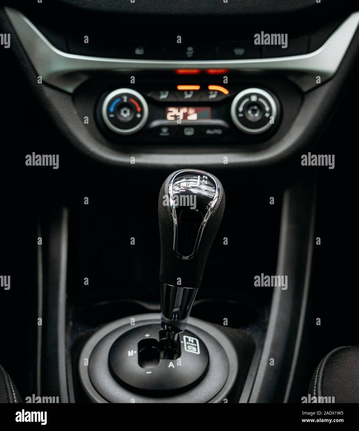 Minsk, Bielorussia - 21 Novembre, 2019: Robot per il cambio del rapporto di trasmissione in Lada Vesta Croce Foto Stock