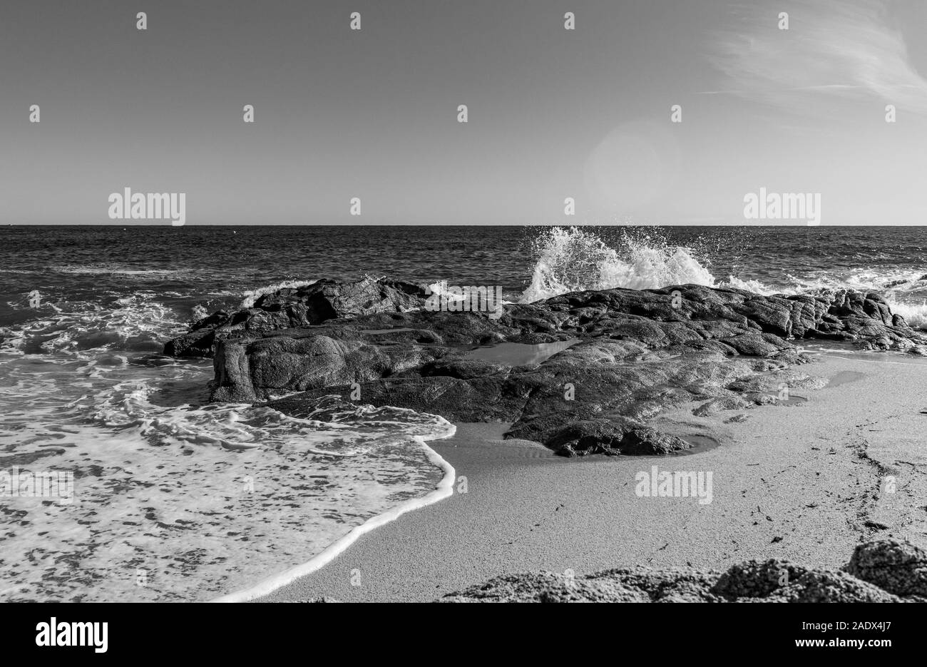 Riflessioni, sole e sabbia su questa spiaggia della costa catalana Foto Stock