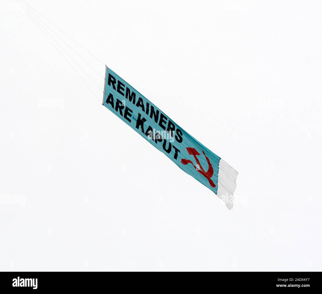 Pre- elezione generale 'Remainers sono Kaput' banner trainate dietro un aereo sulla città di Warwick, Warwickshire, Regno Unito Foto Stock