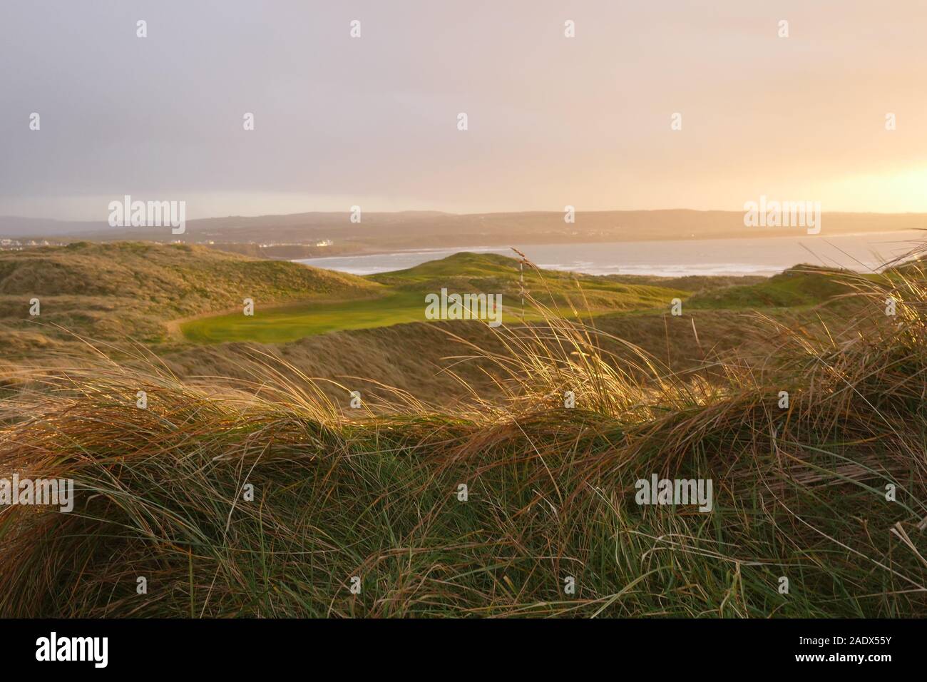 Campo da golf Lahinch (LYNX) sulla costa occidentale dell'Irlanda, quando il sole tramonta. Foto Stock