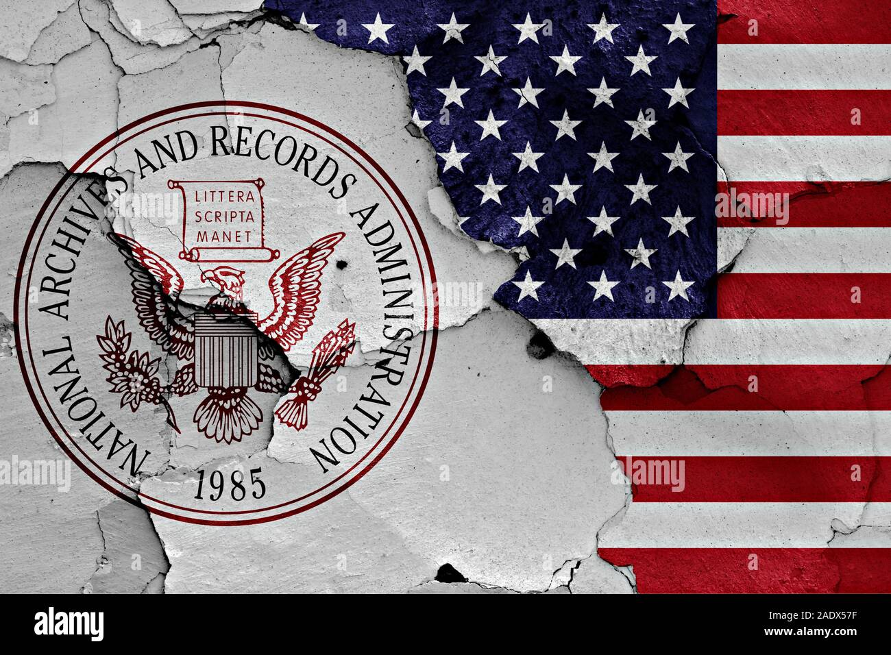 Bandiere di archivi nazionali e Records Administration e USA dipinta sulla parete incrinato Foto Stock