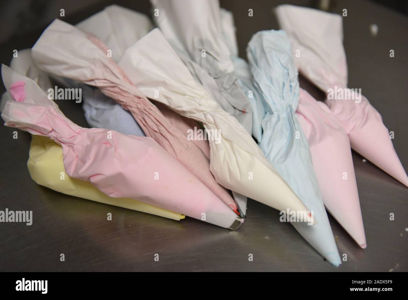 Coloful tubazioni pastello borse per la formazione di brina e ghiaccio la pasticceria Foto Stock