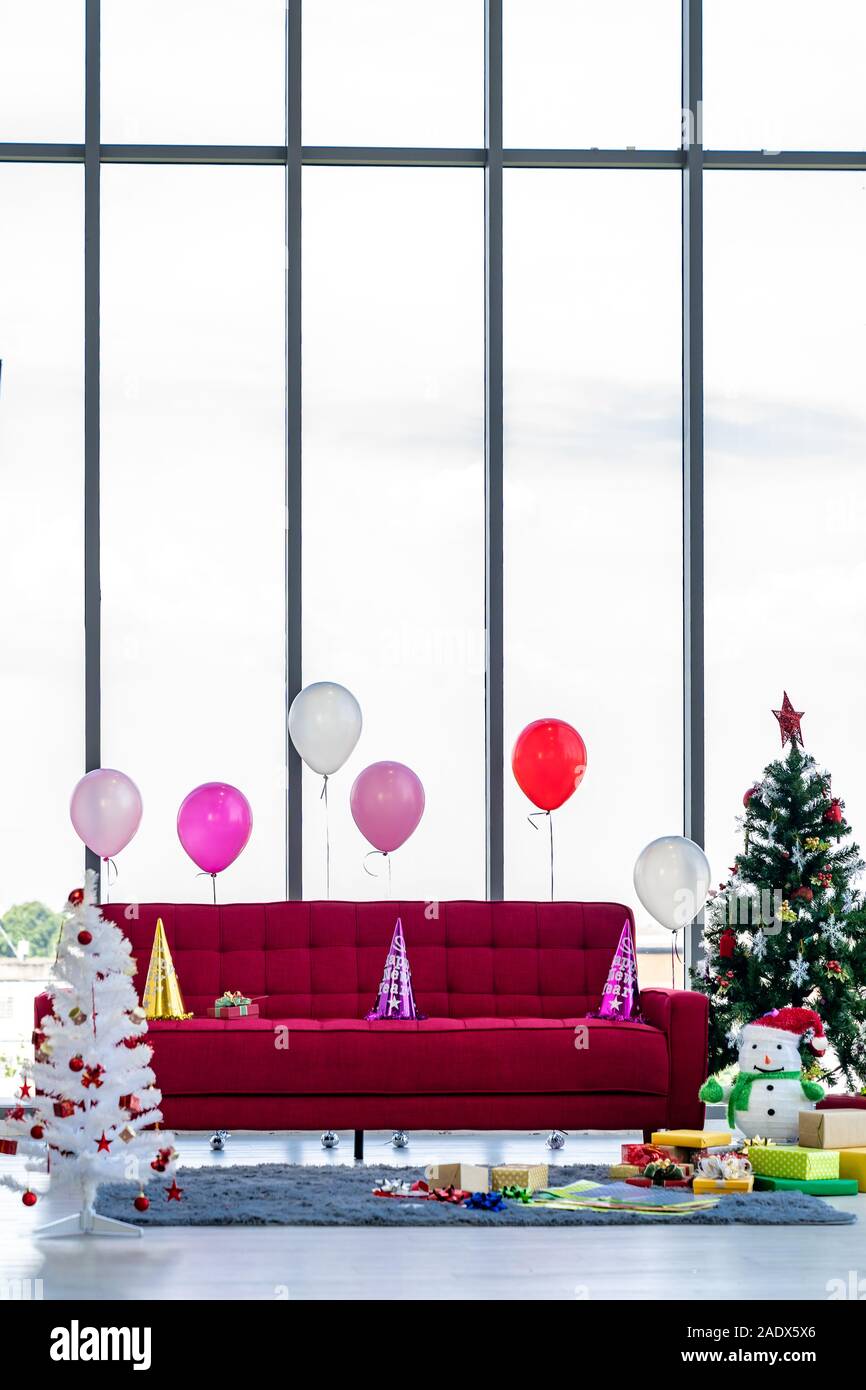 Soggiorno pieno di palloncini colorati da divano per Natale e la festa di capodanno Foto Stock